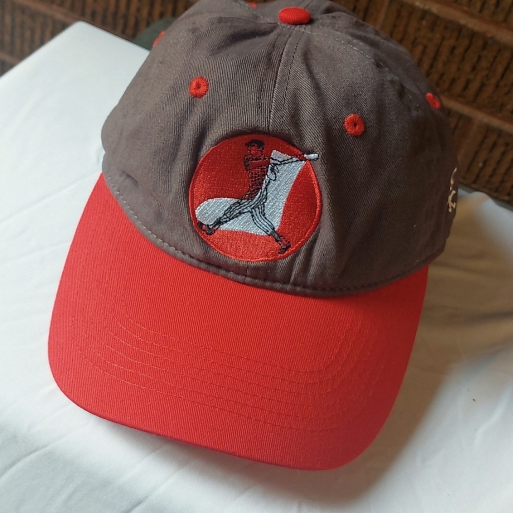 Brand new, Never worn White Sox snapback hat. OS